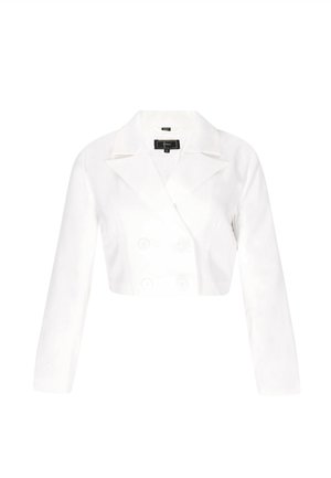 Jachetă albă scurtă, cu două rânduri de nasturi, guler cu colturi, închidere cu nasturi și mâneci lungi. Textură netedă și design minimalist.