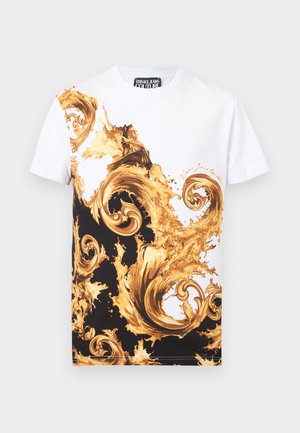 Valge lühikeste varrukatega T-särk, mille esiküljel on julged kuldse ja musta barokia stilistikaga keerised ning krae kohal "Versace Jeans Couture" silt.