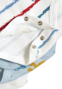 Bodysuit för bebisar i bomull med vit bakgrund och färgglad randig mönstring i röd, blå och gul. Tryckknappar i botten för enkel påklädning.