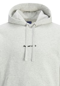 Jasnoszara polarowa bluza z kapturem z kieszenią z przodu, regulowanymi sznurkami oraz małym, haftowanym logo w okolicy klatki piersiowej.