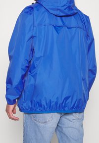 Blauwe trui met capuchon, gemaakt van glad, lichtgewicht materiaal. Heeft gerimpelde manchetten en zoom, met een eenvoudig, onopgesmukt ontwerp.