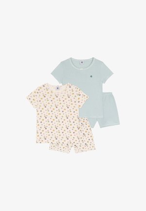 Deux ensembles de pyjamas à manches courtes avec des shorts : un vert clair avec des rayures blanches, un crème avec un petit imprimé floral en rose, jaune et vert.