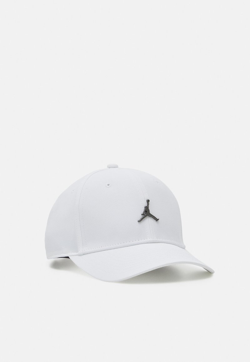 Hvid baseballcap lavet af stof med et sort Air Jordan-logo broderet på forsiden. Bøjet skygge og justerbar lukning bagpå.