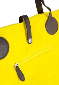 Gelbe Tragetasche mit einem Reißverschlussfach und dunkelbraunen Trägern mit runden Akzenten. Glatte Textur und strapazierfähiges Material.