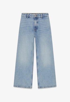 Jasnoniebieskie dżinsy o szerokich nogawkach, zapinane na guziki i suwak z przodu, z szlufkami na pasek i delikatnym wyblakłym efektem.