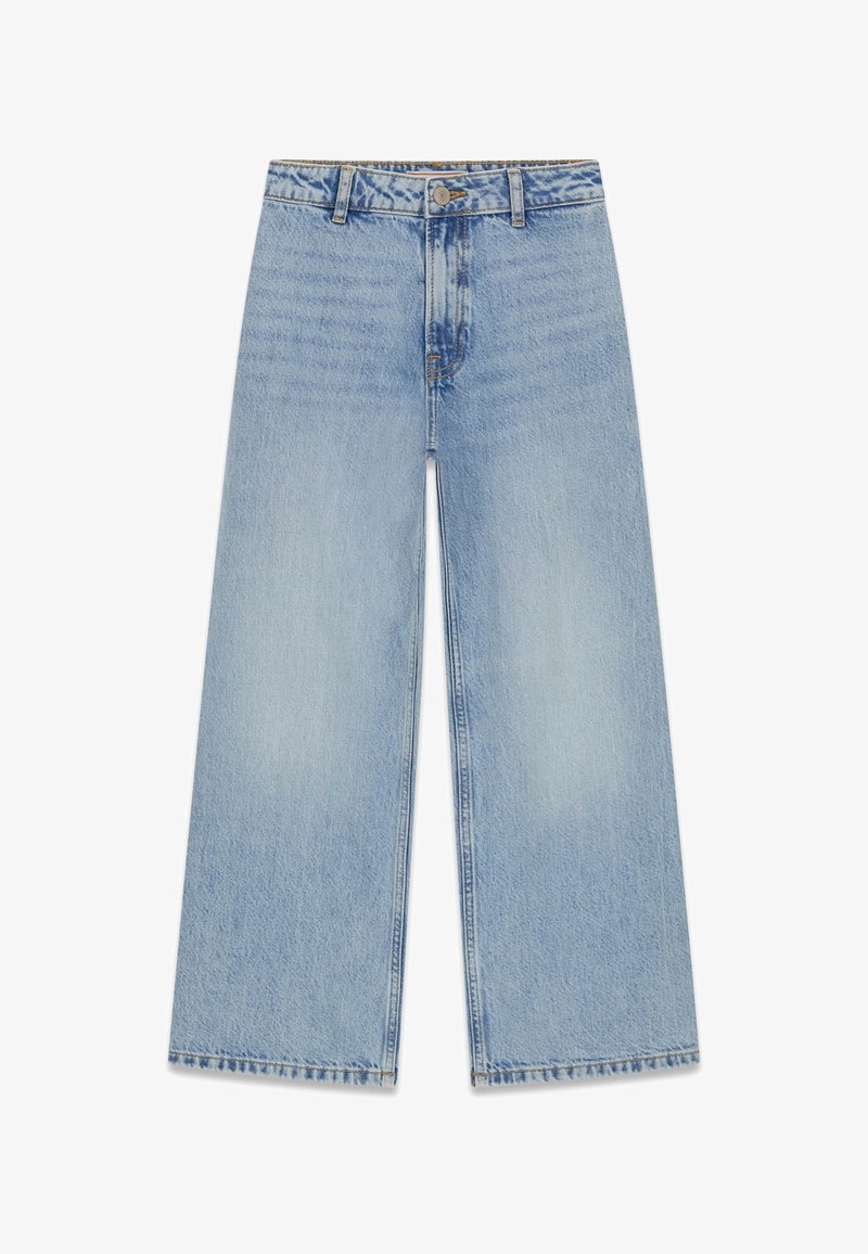 Jean large en denim bleu clair avec fermeture à bouton et zip à l'avant, passants pour ceinture, et détails légèrement délavés.