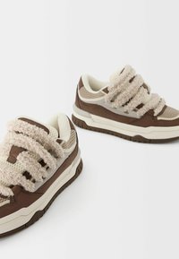 Bruna och krämfärgade sneakers med päsliknande tyg och mesh-detaljer, med breda randiga snören och en strukturerad gummisula.