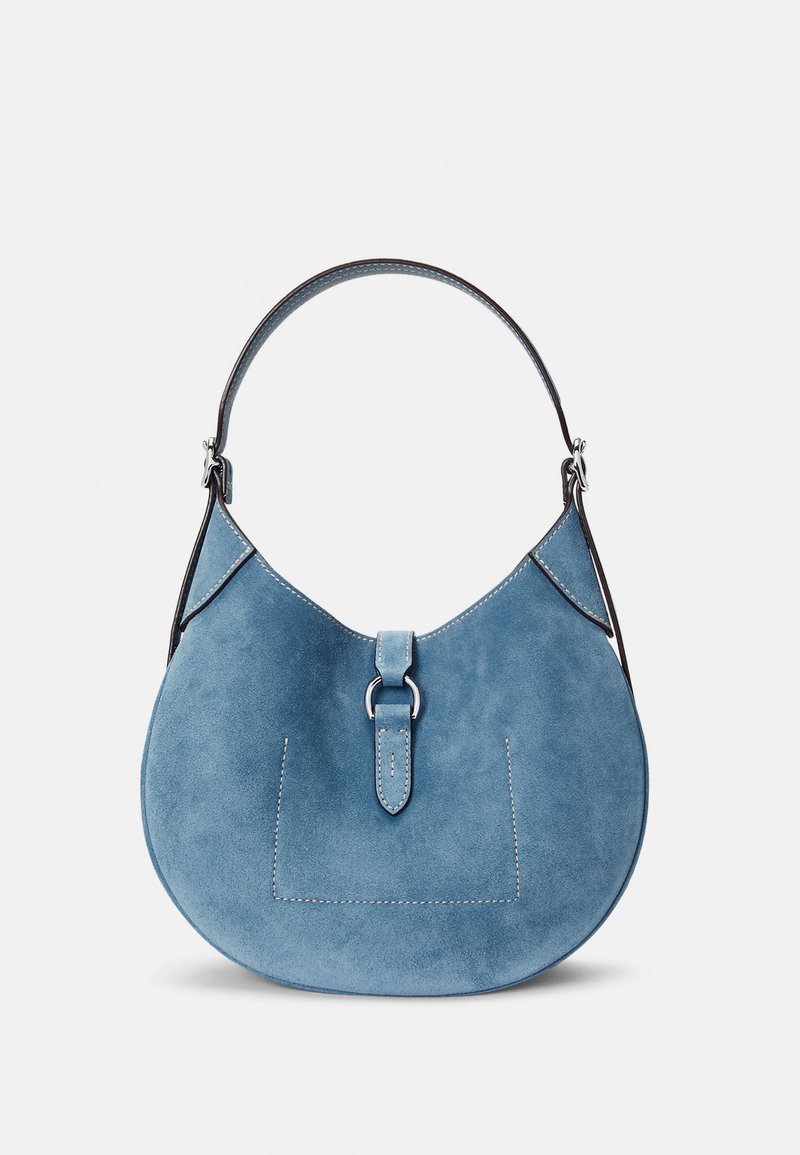 Μπλε σουέτ τσάντα με στρογγυλό σχήμα, ασημένιο κούμπωμα και αντίθετη ραφή. Διαθέτει μία λαβή και μπροστινή τσέπη.