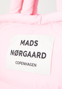 Mads Nørgaard PILLOW BAG - Torba za nakupovanje - cotton candy