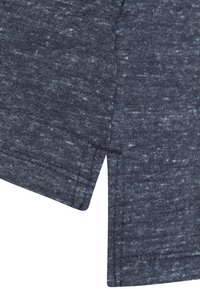 Mörkblå, texturerad tyg med en melerad mönstring, med en lätt spricka vid fållen och synliga sömdetaljer.