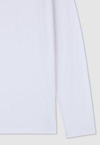 Biały top z długim rękawem wykonany z bawełny o gładkiej fakturze, z zaokrąglonym dołem i prostym designem, pozbawiony wyraźnych wzorów i ozdób.