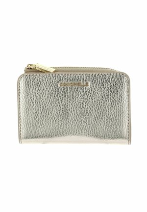 Portafoglio compatto in pelle argento metallizzato con chiusura a zip e placca con il logo COCCINELLE in oro sul davanti.