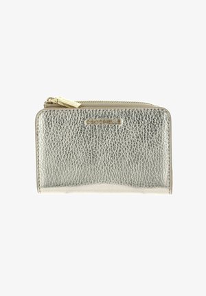 Portefeuille compact en cuir argent métallique avec fermeture éclair et plaque logo COCCINELLE dorée sur le devant.