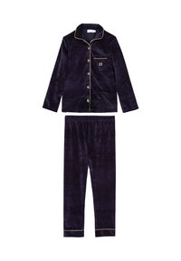 Set di pigiama in velluto di un profondo viola con rifiniture dorate. Presenta una camicia con bottoni e taschino sul petto, abbinata a pantaloni con vita elastica.