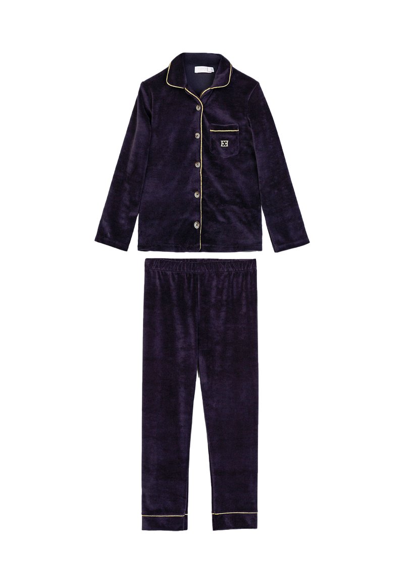 Set di pigiama in velluto di un profondo viola con rifiniture dorate. Presenta una camicia con bottoni e taschino sul petto, abbinata a pantaloni con vita elastica.