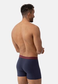 Námořnické modré boxerky s bordó elastickým páskem, s hladkou, měkkou texturou a přiléhavým střihem.