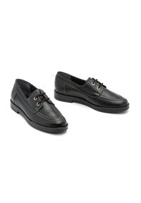 Scarpe in pelle nera con design classico, punta rotonda e dettagli di cucitura a contrasto. Chiusura con lacci e occhielli in tonalità oro.