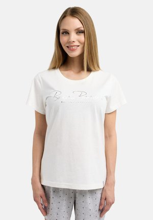 Witte katoenen t-shirt met korte mouwen en een ronde halslijn, voorzien van zilveren scriptdetails op de borst. Minimalistisch ontwerp.