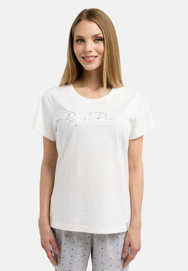 Witte katoenen t-shirt met korte mouwen en een ronde halslijn, voorzien van zilveren scriptdetails op de borst. Minimalistisch ontwerp.