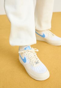 AIR FORCE 1 07 NEXT NATURE - Sneakers basse - pale ivory/university blue/white/sail