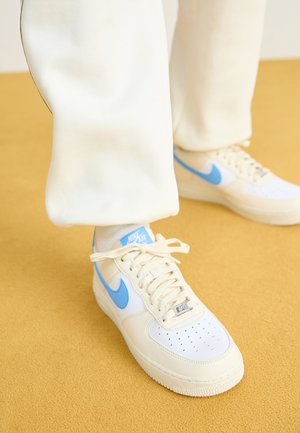 AIR FORCE 1 07 NEXT NATURE - Matalavartiset tennarit - pale ivory/university blue/white/sail