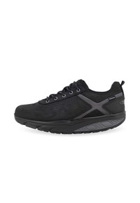 Schwarze Sportschuhe aus einer Kombination von glatten und strukturierten Materialien. Merkmale sind Perforationen, sechs Ösen und eine dicke Sohle.