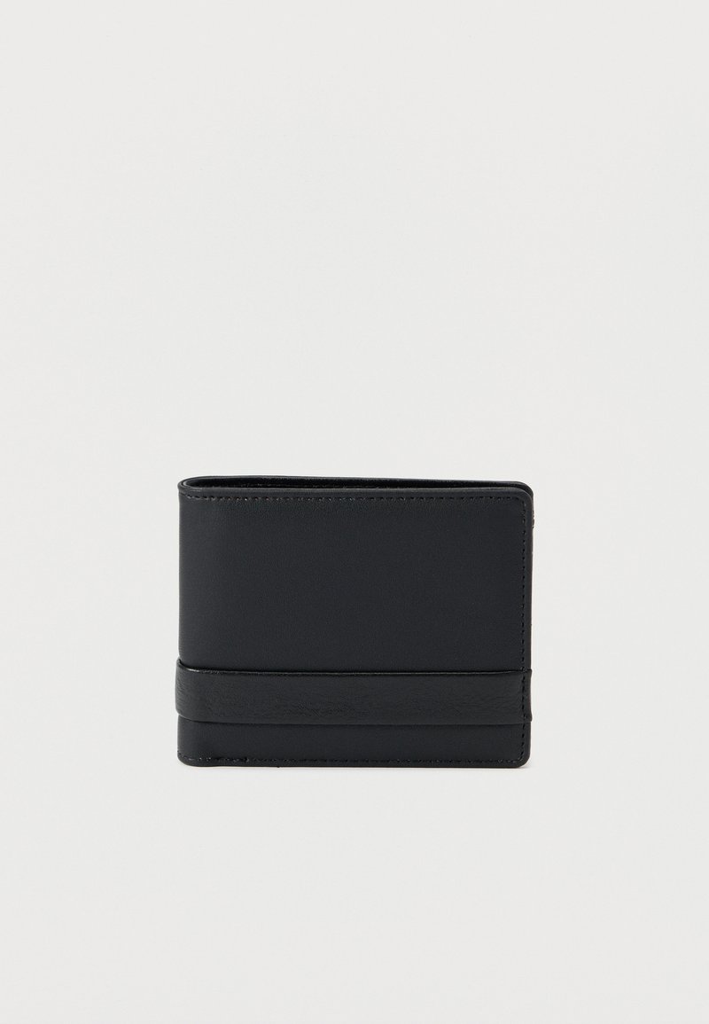 Μαύρο δερμάτινο πορτοφόλι με ομαλή υφή, ορθογώνιο σχήμα και οριζόντια λεπτομέρεια ζώνης στο κέντρο. Μινιμαλιστικός σχεδιασμός.