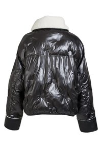 Fekete puffernadrág, steppelt dizájnnal, puha fehér gallérral és fényes bevonattal. Rövidített fazonnal és elasztikus mandzsettákkal rendelkezik.