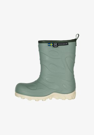 Børnestørrelse grøn gummistøvle med struktureret sål, svensk flag og Geggamoja mærkelabel på den øverste kant.