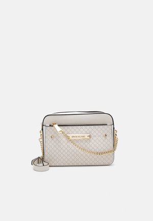 Beige pieni olkalaukku geometrisellä kuviolla, kultainen ketjuhihna ja River Islandin logolla varustettu metallilätkä etutaskussa.