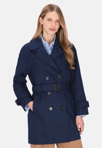 Trenci albastru marin cu design cu două rânduri de nasturi, curea și accesorii cu nasturi. Dispune de guler și buzunare laterale.