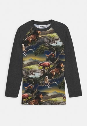 Langærmet mørk raglan-skjorte med farverig junglescene med løver, antiloper, aber og træer mod en baggrund af bjerglandskab.