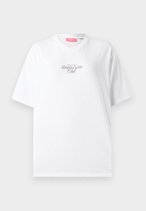 T-shirt bianca a maniche corte in cotone. Presenta un logo rosa sul davanti con la scritta "Matcha Latte Club" in un font corsivo.