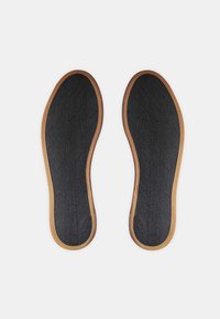 Black shoe insoles with a textured surface and a tan-colored edge. Features a quilted pattern and a flexible, cushioned design.