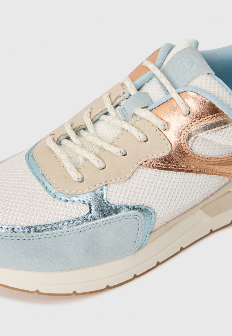 Sportieve sneakers met een bovenwerk van mesh in het wit, aangevuld met metallic accenten in roségoud en lichtblauw, met beige elementen en textuurdetails.