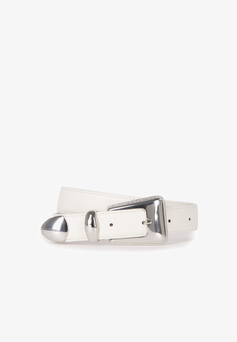Weißer Ledergürtel mit polierter, silberner rechteckiger Schnalle, silberner Spitze und einer Schlaufe mit dezent graviertem Branding.