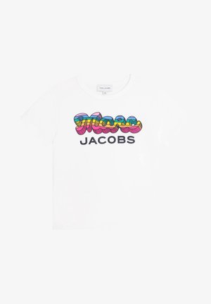 Biała koszulka z nadrukiem w stylu retro w wielobarwnych kolorach z napisem „Marc Jacobs”, z zaokrąglonymi literami i gładką fakturą materiału.