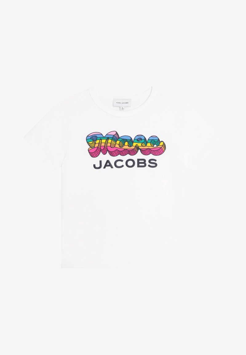 Witte T-shirt met meerkleurige retro-stijl tekst waarop 'Marc Jacobs' staat, met afgeronde letters en een gladde stoftextuur.