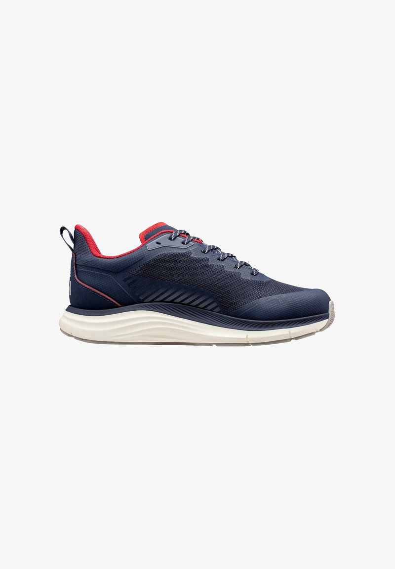 Baskets de sport bleu marine avec une tige en maille texturée, des accents rouges sur le col et une épaisse semelle intermédiaire blanche pour un amorti.