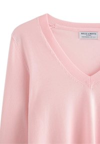 Lyserød V-hals sweater med ribbet halskant. Blød tekstur, med et mærke på den inderste halskant og subtile syningsdetaljer.