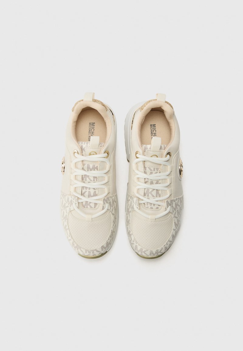 Baskets blanches avec une tige en mesh, des accents beiges, un logo métallique, un bout rond et un motif texturé, avec des lacets et un col rembourré.