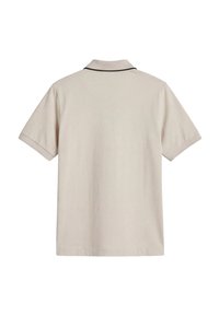 Polo de manga corta beige con cuello forrado en negro, mostrado desde atrás sobre un fondo blanco.