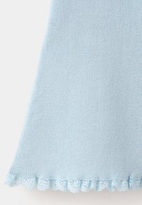 Tissu tricoté bleu clair avec bordure en dentelle festonnée le long du bord inférieur montrant une texture fine et des détails de points.