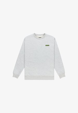 Grijze sweatshirt, ronde hals, lange mouwen. Gemaakt van zacht materiaal met ribbels aan de mouwen en de onderkant. Bevat een klein groen logo op de borst.