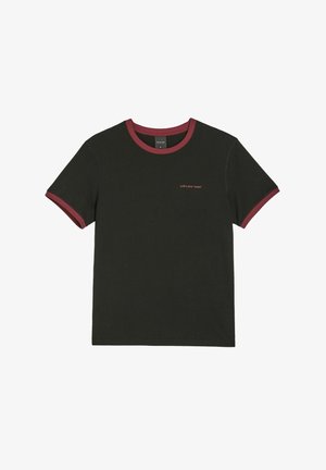 Czarny bawełniany t-shirt z krótkimi rękawami, czerwonym ściągaczem w okolicy szyi i mankietach, z wyszywanym na przodzie czerwonym logo "diverse".