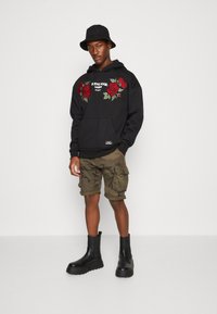 Alpha Industries CREW CAMO - Rövidnadrágok - dark olive