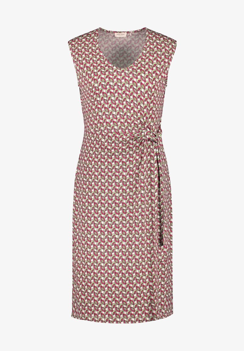 Vestido sin mangas de estampado floral en crema, con diseños de hojas en rosa y verde, cintura ceñida con un cinturón atado.