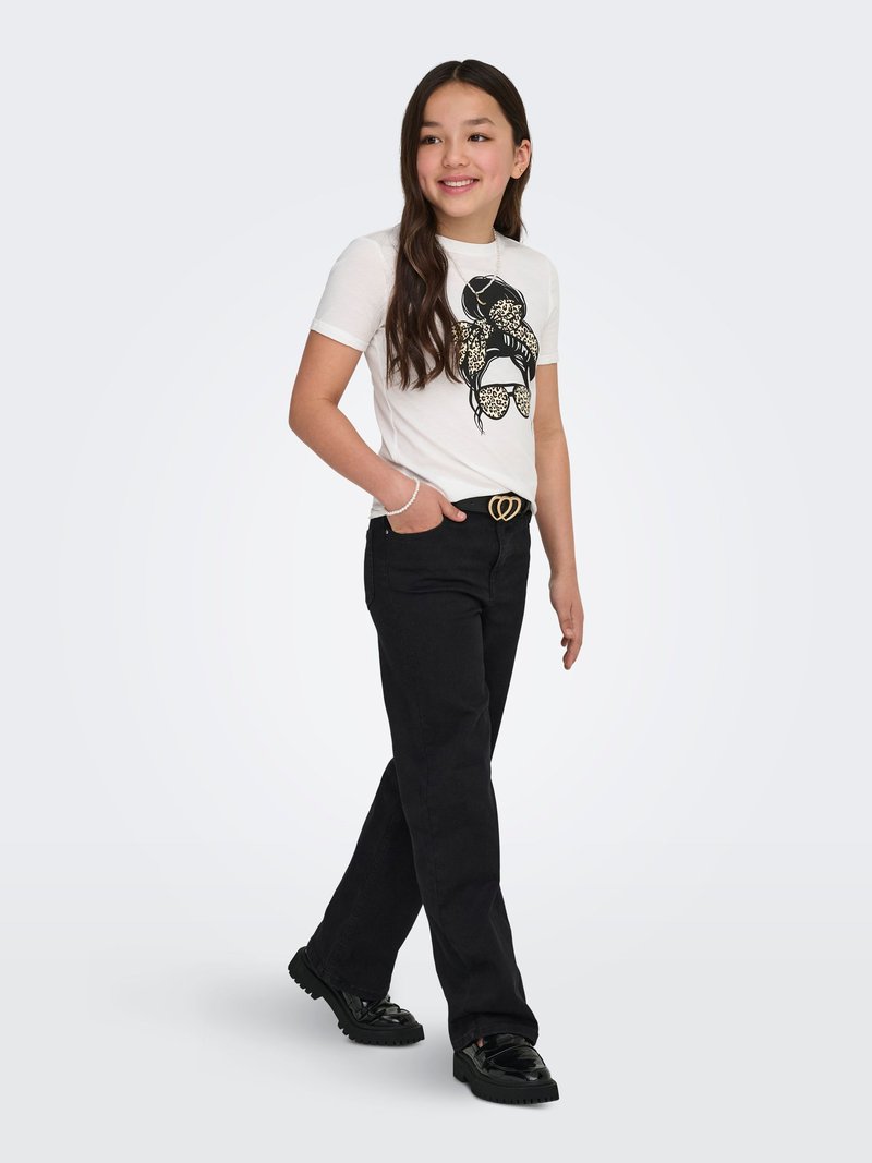 Camiseta blanca con diseño gráfico negro, combinada con pantalones negros de pierna ancha y zapatillas negras. Diseño sencillo y textura suave en todo.