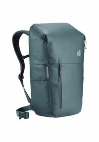 Rugtas in donker teal stof, boxy ontwerp met gevoerde schouderbanden, voorzak met rits en logo-accent. Gladde textuur met duurzame afwerking.