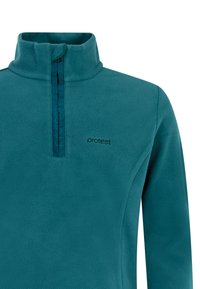 Teal fleece pullover met een half-ritsontwerp, hoge kraag en geborduurd 'protest' logo op de linkerkant. Zachte textuur en rechte snit.